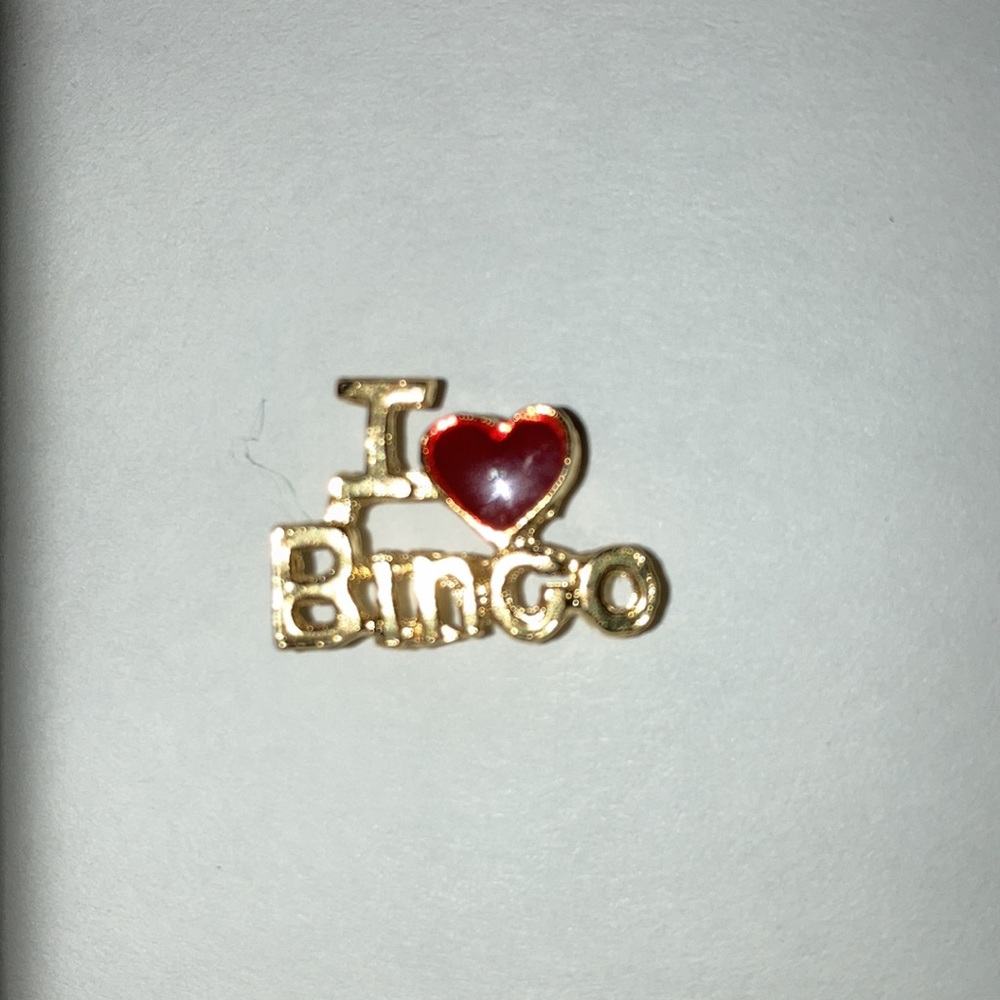 Z180- “I ❤️ BINGO” pin that is gold and red colored.